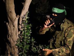 مقاتل من القسام يرصد حدود القطاع