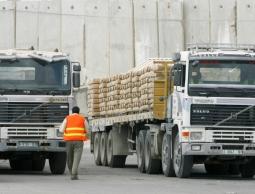 شاحنات في معبر كرم ابو سالم (الأرشيف)