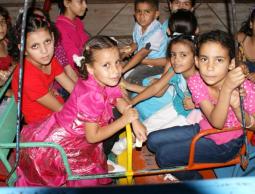 أرجوحة العيد .. فرصة عمل " مؤقتة" بغزة