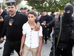اعتقال الشرطة المصرية لأحد الأطفال