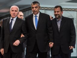 خالد فوزي برفقة صلاح العاروري وعزام الأحمد