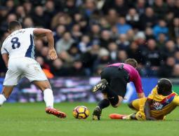 لحظة تعرض الحكم جونز للعرقلة