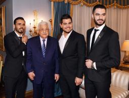 الرئيس الفلسطيني برفقة المشتركان الفلسطينيان 