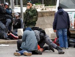 قوات الاحتلال تعتدي على مواطنين فلسطينين (أرشيف)