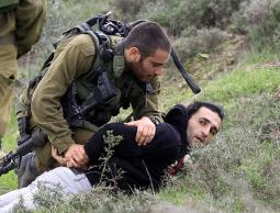 قوات الاحتلال تعتقل شاب فلسطيني