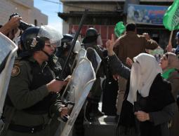 أمن السلطة يفرق مسيرة لحركة حماس بالخليل