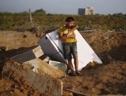 من مكان قصف الاحتلال أمس لعائلة حسان بغزة