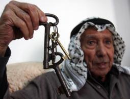 مواطن فلسطيني يحمل مفتاح العودة  (أرشيف)