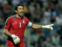 الحارس بوفون يستعد لليورو 2012