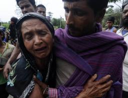 بكاء والدة أحد القتلى في الحادث 