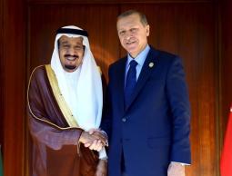 أردوغان يمينا وبجانبه الملك سليمان