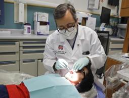 مشكلة السيلفي هي أن الصورة تؤخذ من مسافة قريبة جدا فيبدو شكل الأسنان قبيحا وهذا ليس حقيقيا 