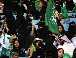 قرار جديد بالسعودية.. السماح للنساء بدخول ملاعب كرة القدم&lrm;