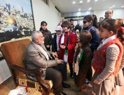 هنية يودع اطفال غزة المسافرين 