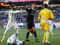 لجظة ركل رونالدو للاعب ايديمار