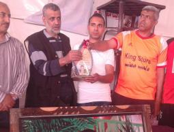 لحظة توزيع الدروع التذكارية عقب نهاية المباراة