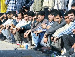 السلطة تقدم موظفيها 