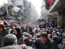 الفلسطينيين المحاصرين في مخيم اليرموك (أرشيفية)