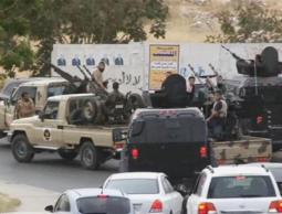 قتيلان وعشرات الجرحى باشتباكات بالعاصمة الليبية