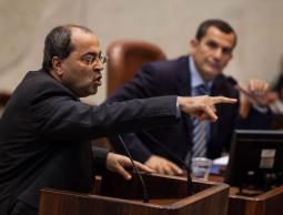 الكنيست يقر قانونا يسمح بإقصاء النواب العرب