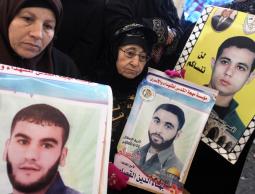 خلال تضامن أهالي الأسرى مع أبنائهم 