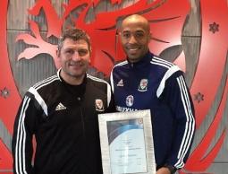 تيري هنري يمينا