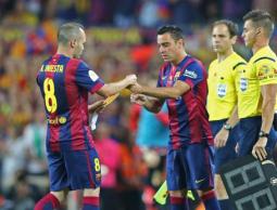 لحظة خروج إنييستا ودخول تشافي بدلا منه