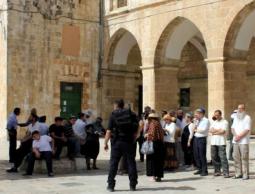 حراسات مشددة من عناصر الوحدات الخاصة كانت بحماية الحاخامات