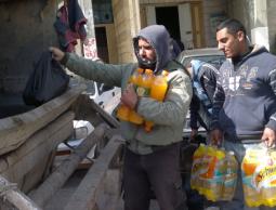 اتلاف مواد غذائية فاسدة (الأرشيف)