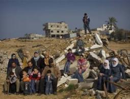 عائلات فلسطينية مهجرة من بيوتها (الأرشيف)