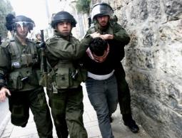 قوات الاحتلال تعتقل مواطن فلسطيني (أرشيف)