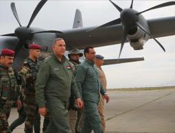 وزير الدفاع العراقي خالد العبيدي (يسار) خلال أحدى زياراته لجبهات القتال 