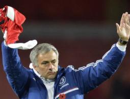 مورينيو يحمل قميص أوزيل احتفالا بعبور أرسنال 