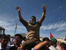 الأسرى المحررون.. فرح بالعيد واشتياق للأحبة