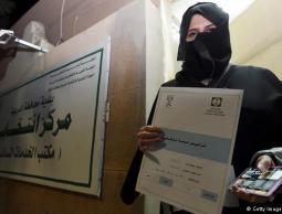 بدء أول انتخابات تشارك فيها النساء بالسعودية