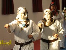 الفتيات أثناء ممارسة الكاراتيه 