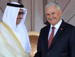 يلدرم (يمين) والصباح بحثا تعزيز التعاون العسكري ووقعا العديد من الاتفاقات الثنائية (غيتي)