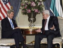 جون كيري يلتقي عباس (أرشيف)
