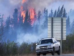 حريق بمحاذاة طريق سريع يؤدي إلى بلدة فورت مكموراي النفطية 