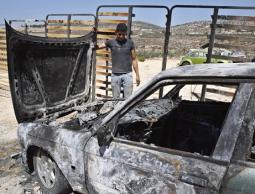 مستوطنون يحرقون مركبات المواطنين (الأرشيف)
