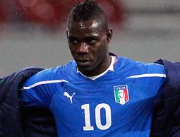 "بالوتيلي" يريح الجميع ويتعرض للإصابة!