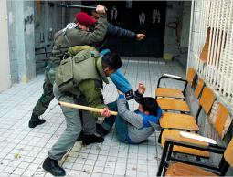 قوات امن السلطة تعتدي على شاب فلسطيني (الأرشيف)