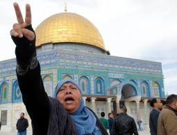 سيدة مرابطة في الأقصى