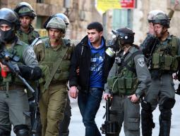 قوات الاحتلال تعتقل شاب فلسطيني(أرشيف)