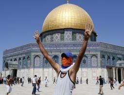 شبان مرابطون في باحات الأقصى