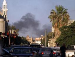 تصاعد الدخان جراء اشتباكات بين القوات الحكومية ومجموعات مسلحة في بنغازي