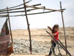 العيد فوق ركام البيوت المدمرة