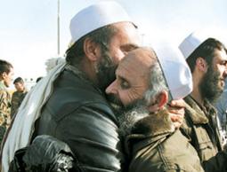 سجناء طالبان لحظة الافراج عنهم 