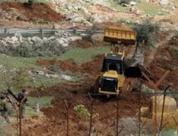 جرافات الاحتلال تهدم مزرعة في الخليل (أرشيف)