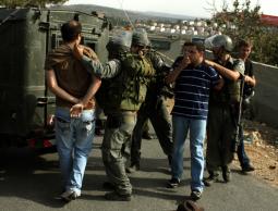قوات الاحتلال تعتقل شبان فلسطينيين